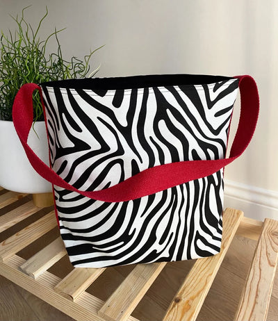 Kırmızı Askılı Zebra Desenli / Siyah Çift Taraflı Çanta