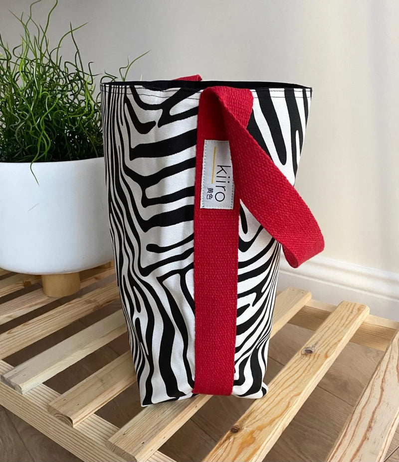 Kırmızı Askılı Zebra Desenli / Siyah Çift Taraflı Çanta
